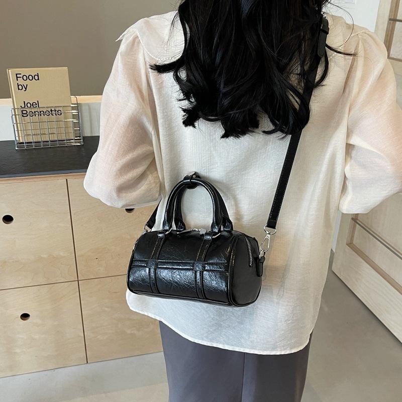 Fashion Hand-held Bowling Bag Women's 2025 Winter New Simple Pleated Shoulder Bag Niche Trend Messenger Women's Bag