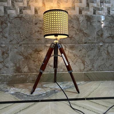 Industrielle Holztischlampe mit Natürlichem Jute-Schirm für Wohnzimmer - Vintage-inspirierte Braune Nachttisch-Eckleuchte
