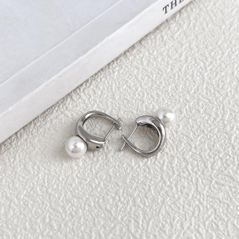 

Геометрические серьги-пусеты с жемчугом 2023: Модный, нишевый дизайн для женщин