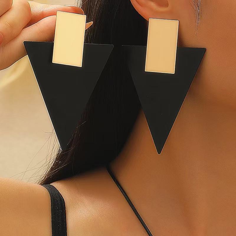 Dámský geometrický přívěsek ve tvaru obráceného trojúhelníku a sada náušnic