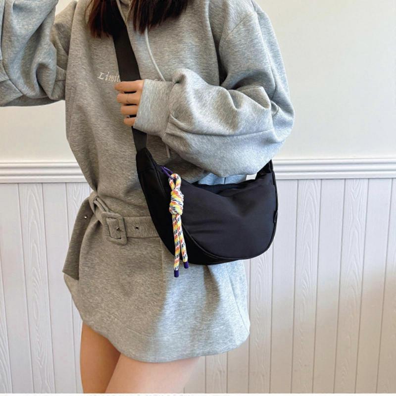 Trendig Kvinnlig Nylon Axelväska Mjuk Halvmåne Axelväska Med Justerbar Rem För Skola Och Daglig Användning Beige