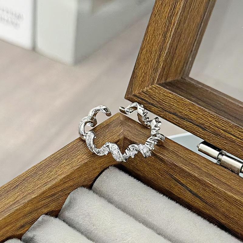 Bague Zir*****Pen Exquise Super Flash Rangée Diamants Lumière de Bague de Luxe Niche Haut Sens Mode Navette Bague Index Personnalisée