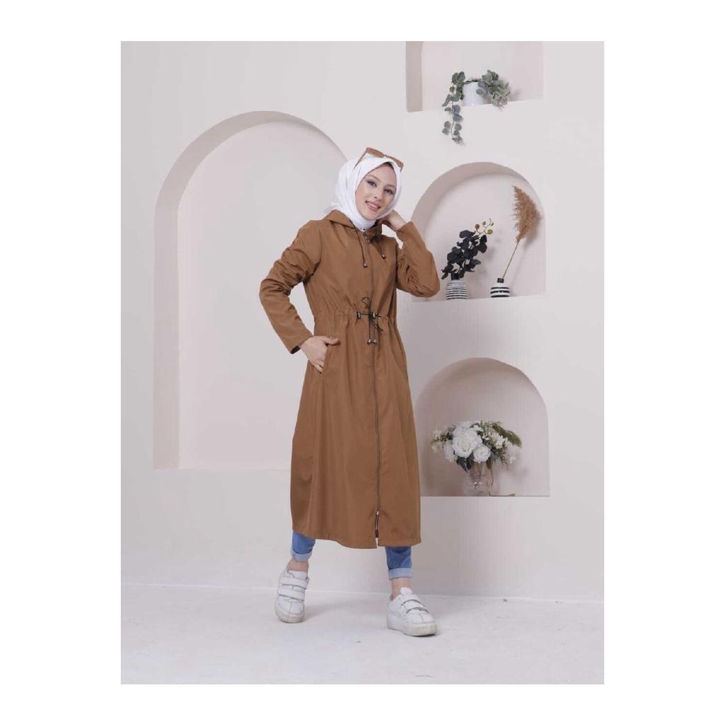 Czarny, wodoodporny damski trencz w paski