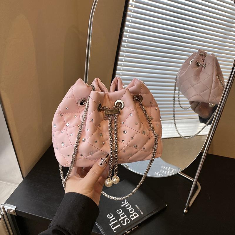 Niche portable bucket bag women's spring new fashion diamond chain bag high value messenger bag