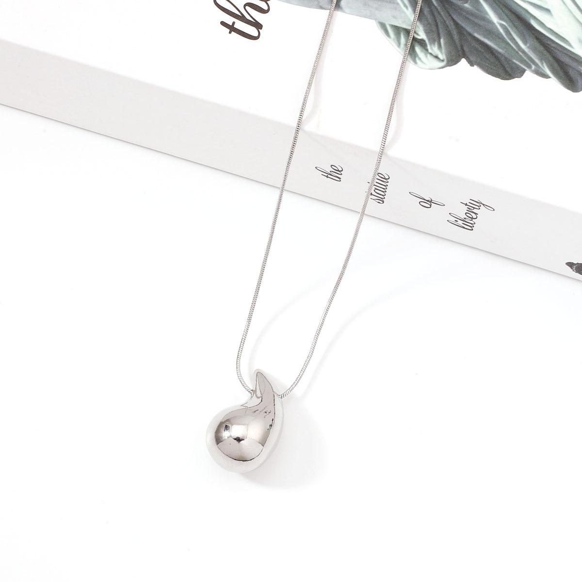 

Элегантный, модный и простой новый дизайн в виде капли воды — это нишевое, легкое люксовое, трендовое и повседневное индивидуальное ожерелье.