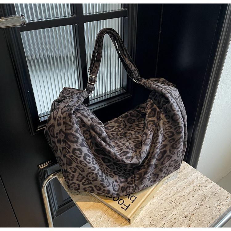 Leopard print bag women's large capacity 2024 new autumn and winter versatile casual messenger bag single shoulder commuter dumpling bag