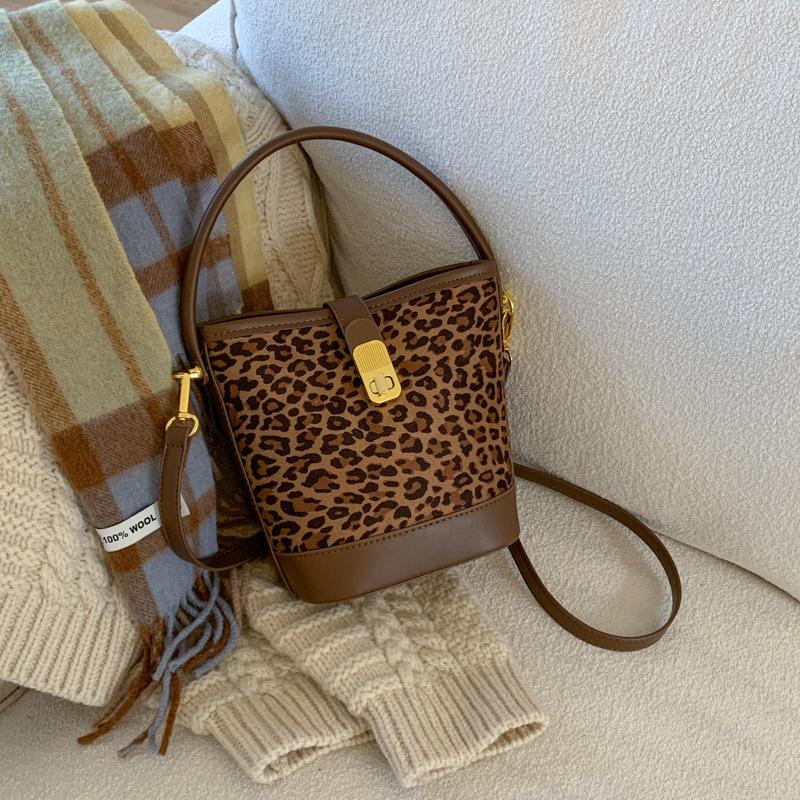 Super fire niche leopard print bag women's 2025 autumn and winter retro versatile messenger bag fashion explosion portable bucket bag