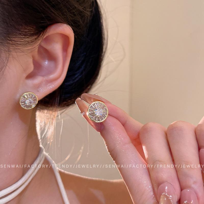 Korean Xiaoxiangfeng slightly inlaid zircon earrings, women s light luxury temperament earrings, fashionable and exquisite earrings.