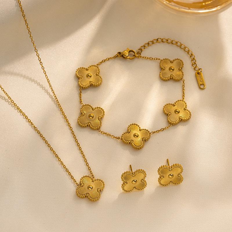 Trendy Clover Bracelet: Women's Korean Simple Design with Mother-of-Pearl and Titanium Steel, Featuring Five Floral Motifs.