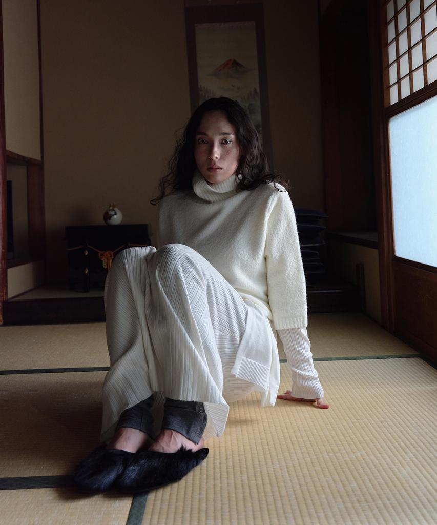 Loutaideu Boucle Turtleneck Knit [Ivory]