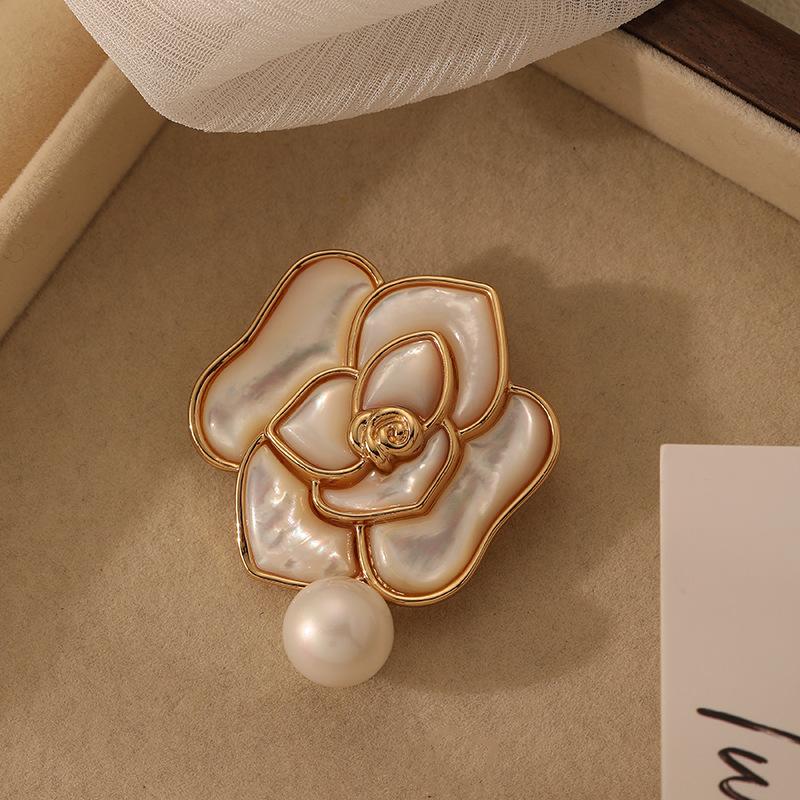 New French-style Elegant Camellia Women s Inlaid Mother-of-pearl Brooch Natural Exuding High-end Lightly Luxurious Refined