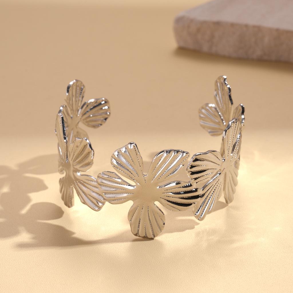 Cold wind metallic pleated flower opening bracelet a sexy bracelet