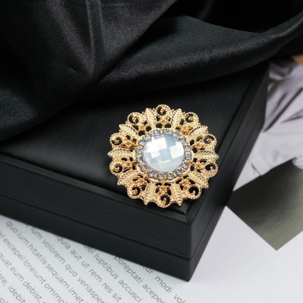 Elegant Versatile Light Luxury Corsage Brooch with Niche Design - Anti-Exposure Pin
