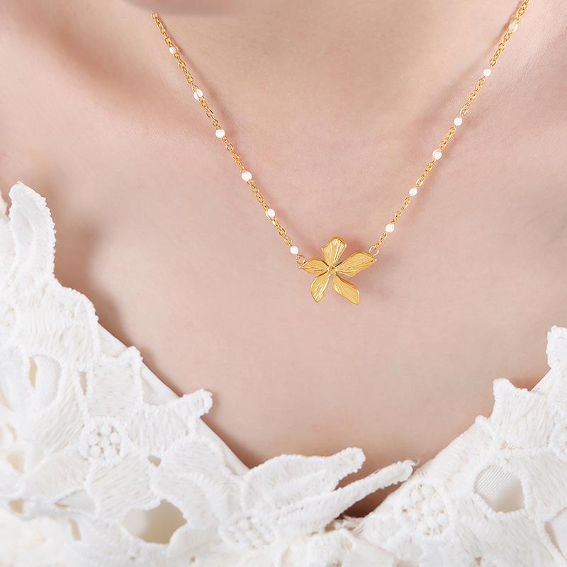 18K Gold Hong Kong Retro Petal Pendant Necklace: Titanium Steel, Colorfast, Versatile Women's Jewelry
