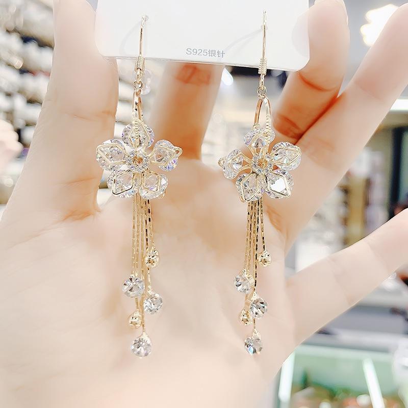 1 пара европейских и американских модных новых серег Super Flash Flower с цветком белый