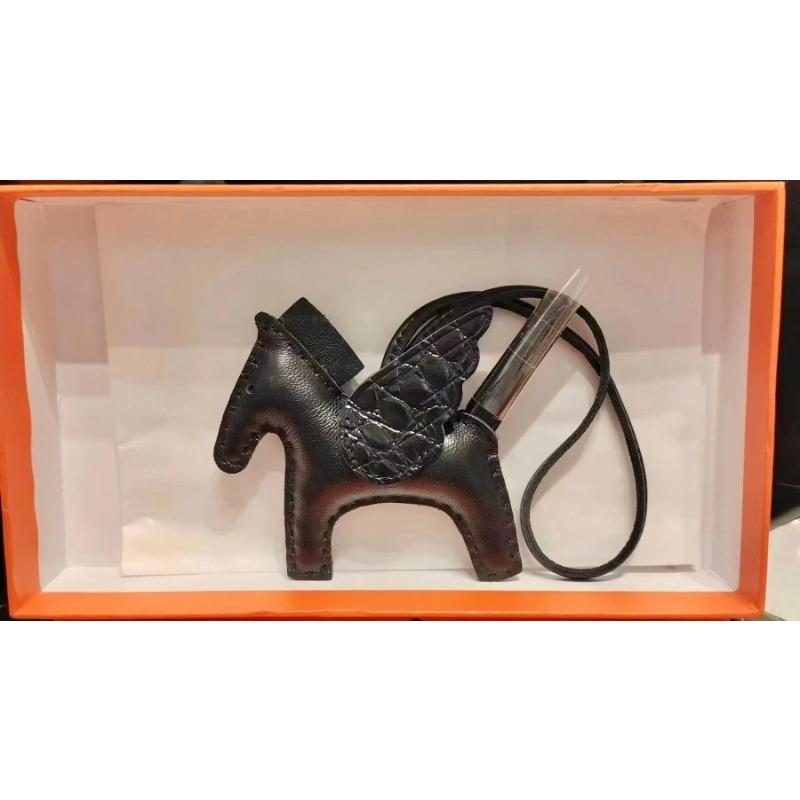 

Комплект материалов для кожаной подвески «Пегас», Крылья маленькой лошадки, Кожаная подвеска-аксессуар для сумки «Любовь к лошадям»