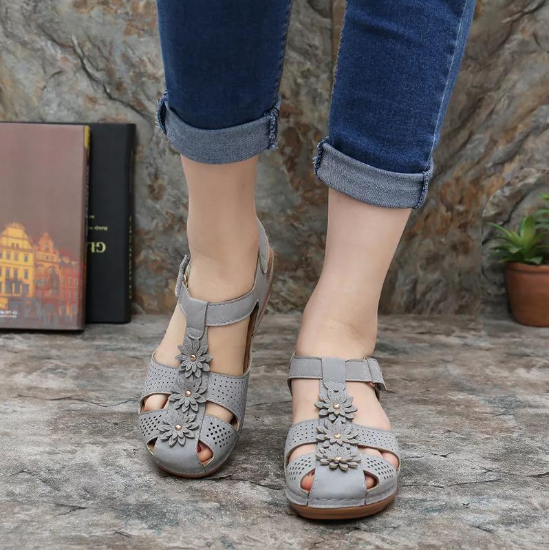 Summer Women Wedge Sandals Flower Vintage Closed Toe Shoes Adjustable Hook Loop Wedges Women Hole Shoes Casual Platform Sandals