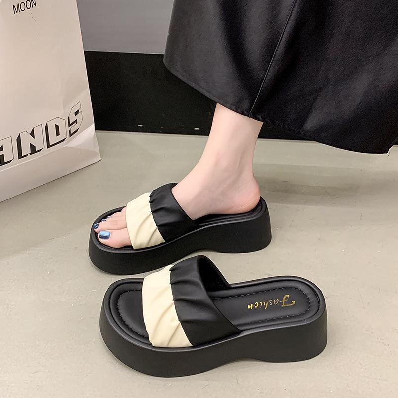 French high-end thick-soled one-word slippers women's summer outer wear fashion 2025 new flat-bottomed non-slip casual cool slippers