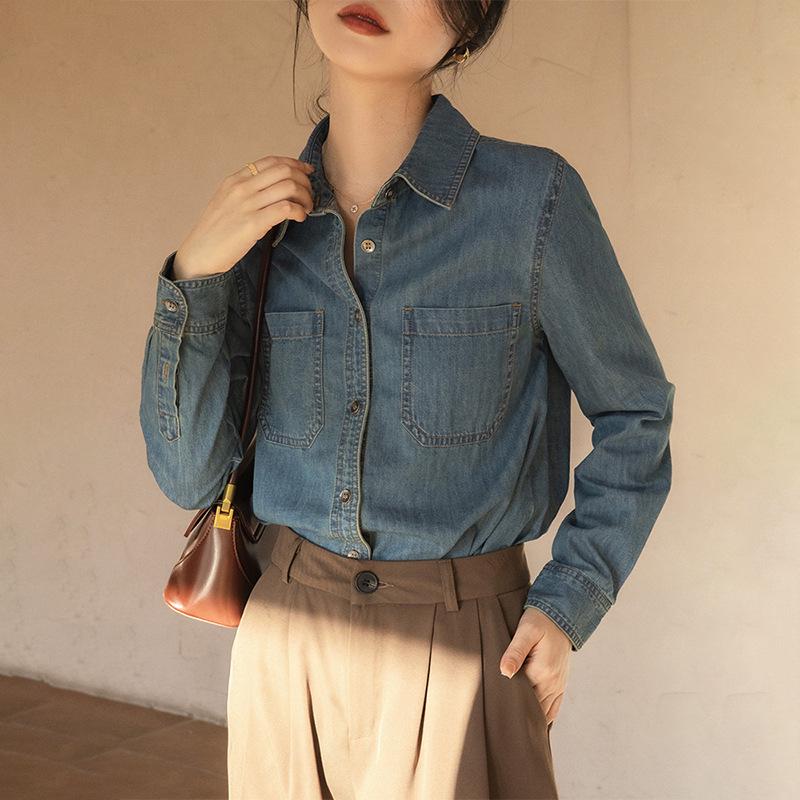 Damska koszula dżinsowa w stylu retro, niebieska, z prostymi ramionami – inspirowany stylem francuskim projekt na wiosnę i jesień 2023