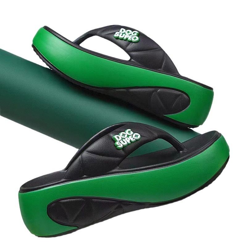 Buty na grubej podeszwie zwiększające wzrost i japonki dla stóp wyglądają wyrafinowanie, gdy nosi się je na zewnątrz.