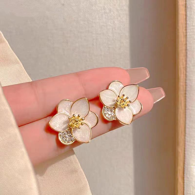 Elegant Light Luxury Flower Stud Earrings - Fashionable and Versatile Ear Accessories