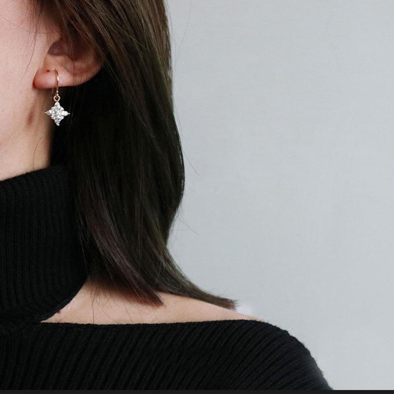 Exquisite mit Diamanten besetzte kleine und frische rautenförmige Ohrhaken-Ohrringe Elegante OL-Ohrringe