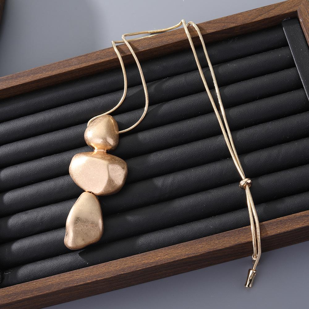 Irregular geometric pendant necklace