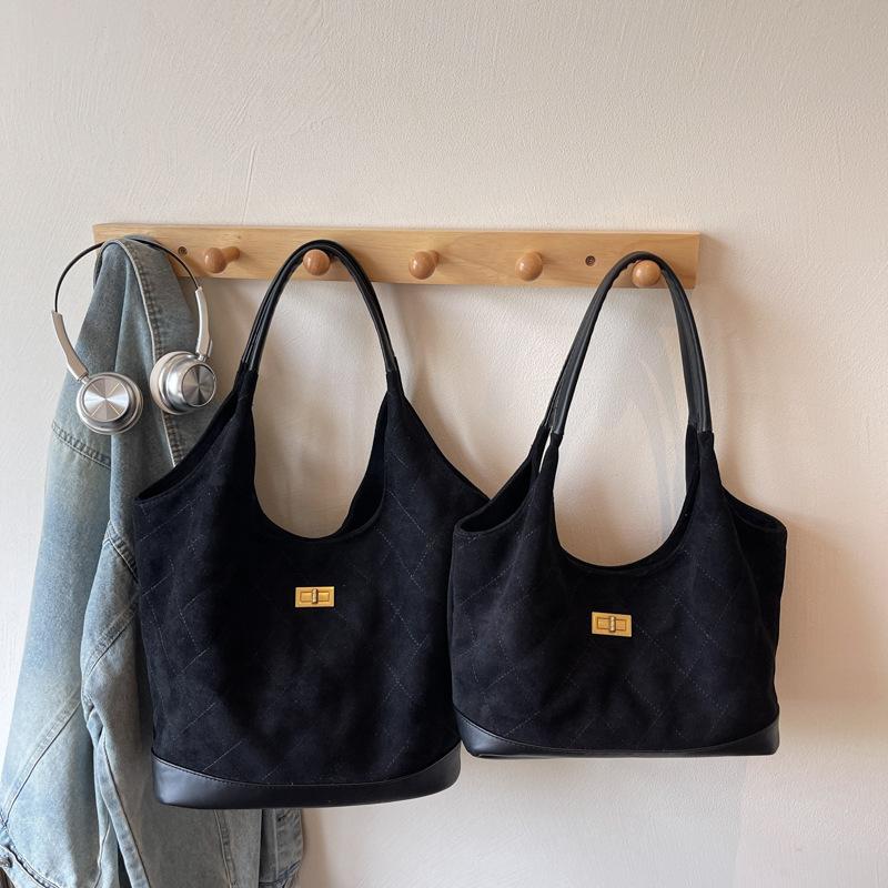 

Premium sense armpit bag commuter bucket bag women s 2025 new diamond handbag niche fashion shoulder bag Small