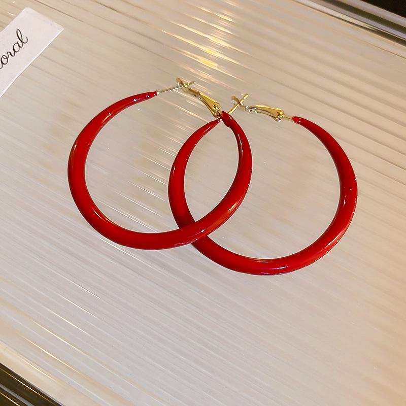 Boucles d'oreilles créoles Ankara Red Silver Needle Drip Oil: Style Rétro Hong Kongais pour Femmes, Polyvalent, avec un Design Unique.