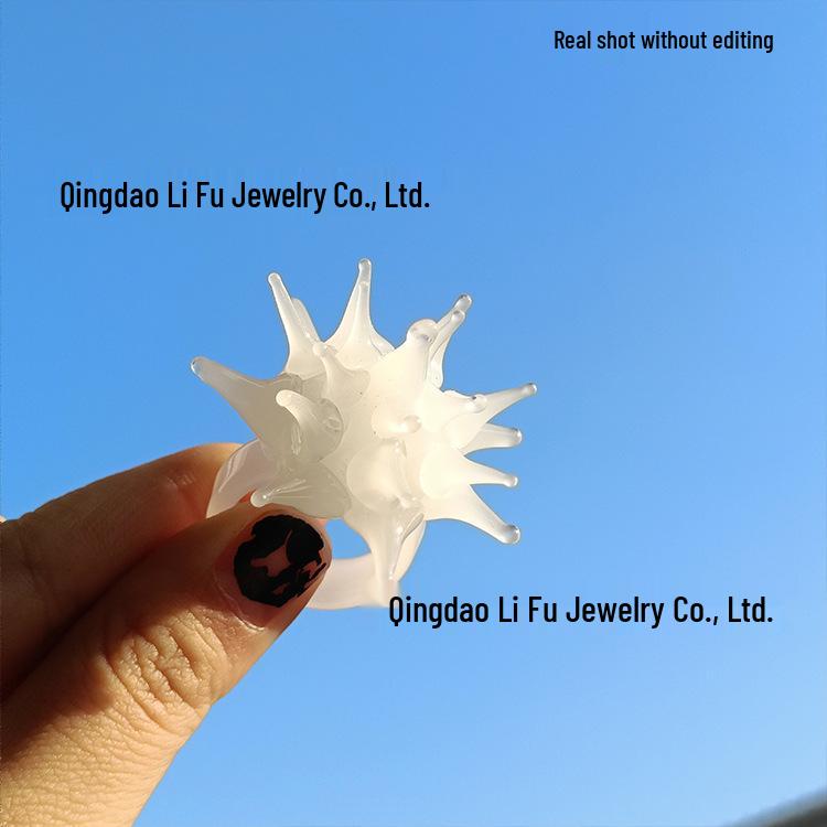 Wykwintny wielokolorowy pierścionek z jeżowcem morskim ze szkła Murano