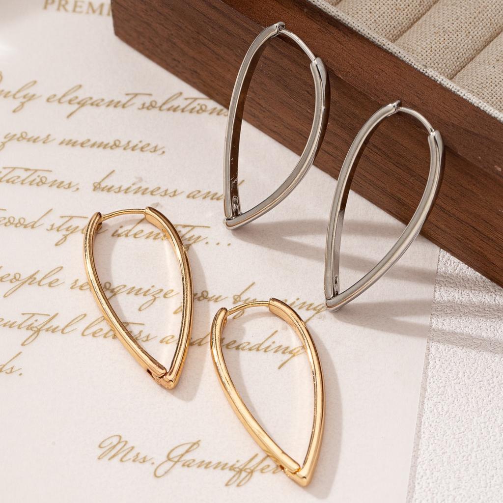 A pair of new simple irregular ear buckles, simple and versatile, cold wind earrings