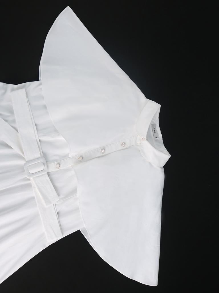 Elegantní bílé midi šaty pro ženy s klopovým límcem, pelerínovými rukávy, páskem, knoflíky, vysokým pasem a plisováním pro běžné nošení nebo jako host na svatbu.