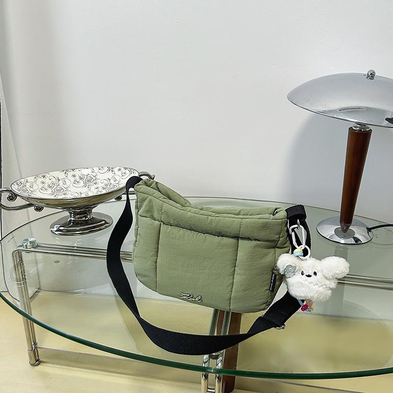 

Fashion personality casual texture small square bag autumn and winter new trend shoulder bag 2025 niche women s messenger bag Without pendant зелёный