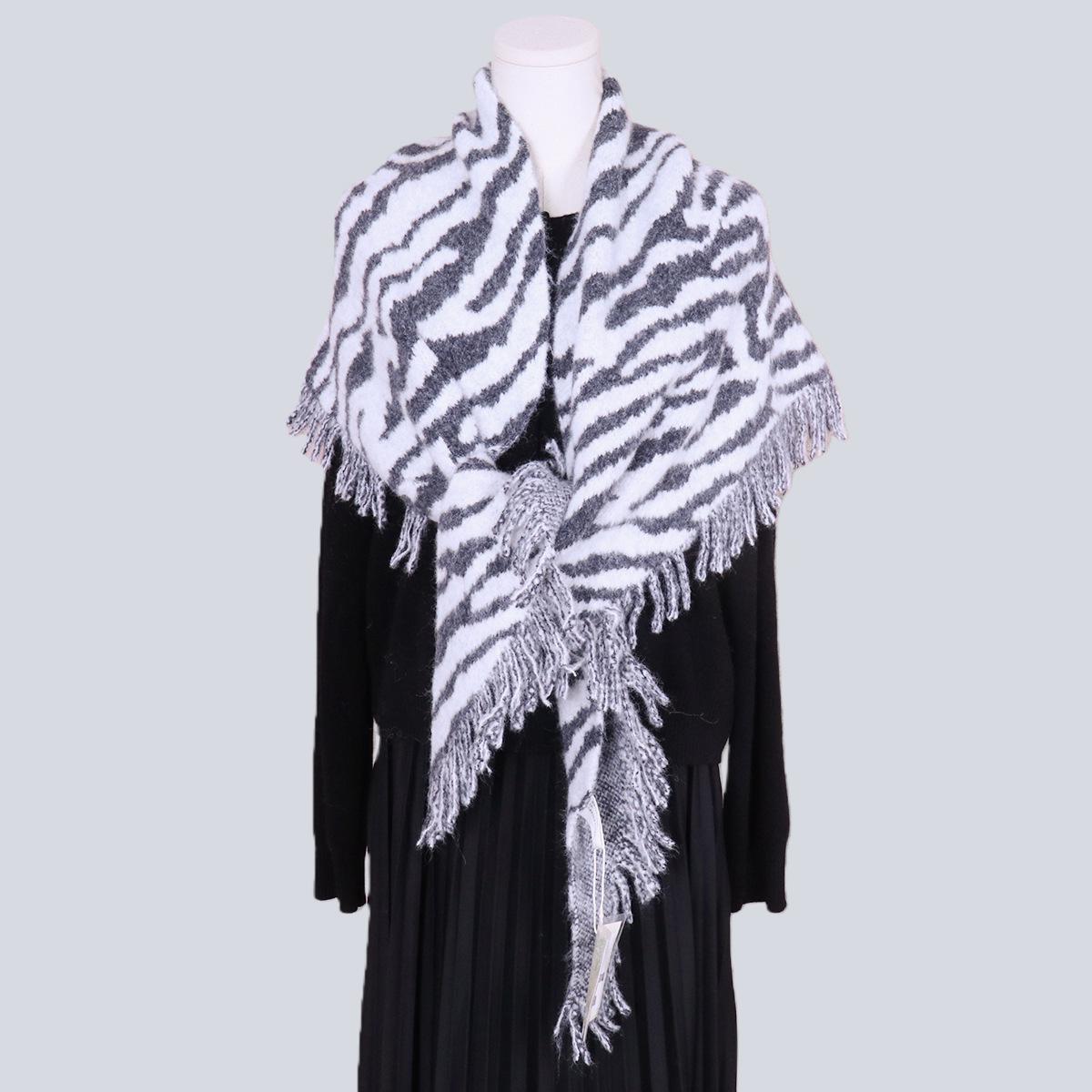 

Zebra Print Wool Knit Scarf - Korean Style Warm, Soft Triangle Neck Warmer for Autumn/Winter 180 cm сірий колір