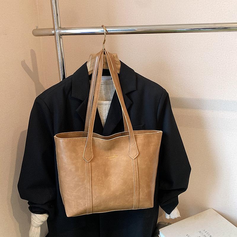 

Retro Tote Bag - Large Capacity Fashionable Shoulder Bag for Women without pendant хакі