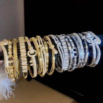 Pulsera con Hebilla de Corazón de Circonita Chapada en Oro de 18 Quilates - Elegante Joyería para Mujer