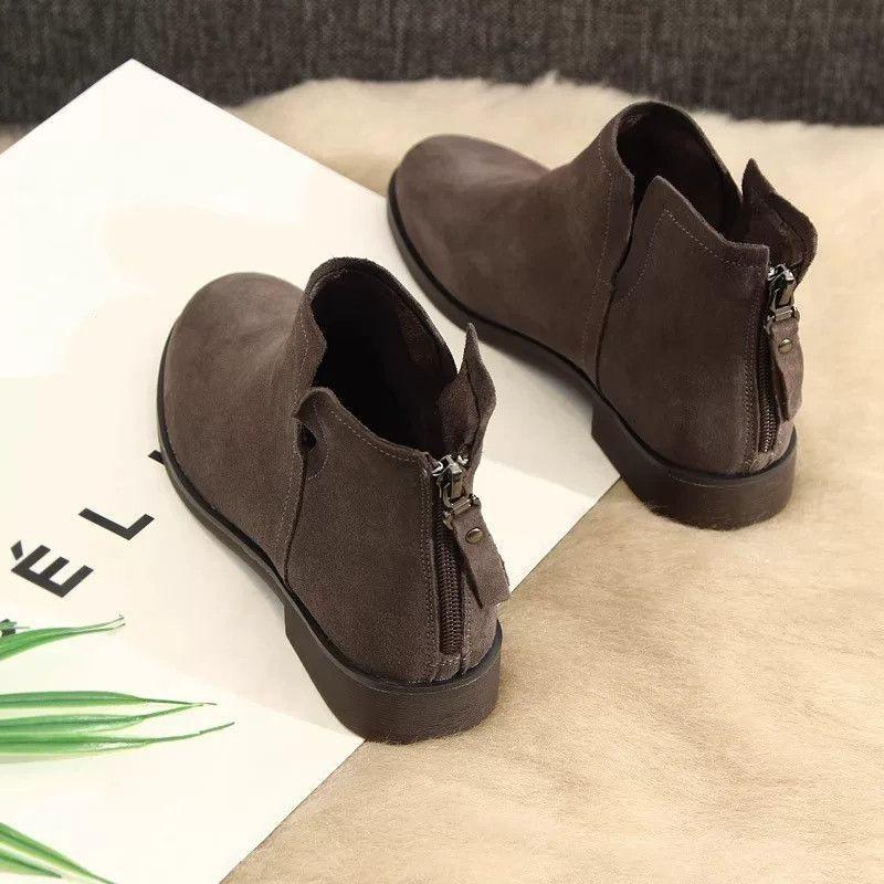 Ghete Chelsea Retro cu Toc Mic pentru Femei - Versatile cu Vârf Rotund, Piele Suedeză Confortabilă, Căptușite cu Fleece, Fermoar la Spate, Stil Martin până la Glezne.