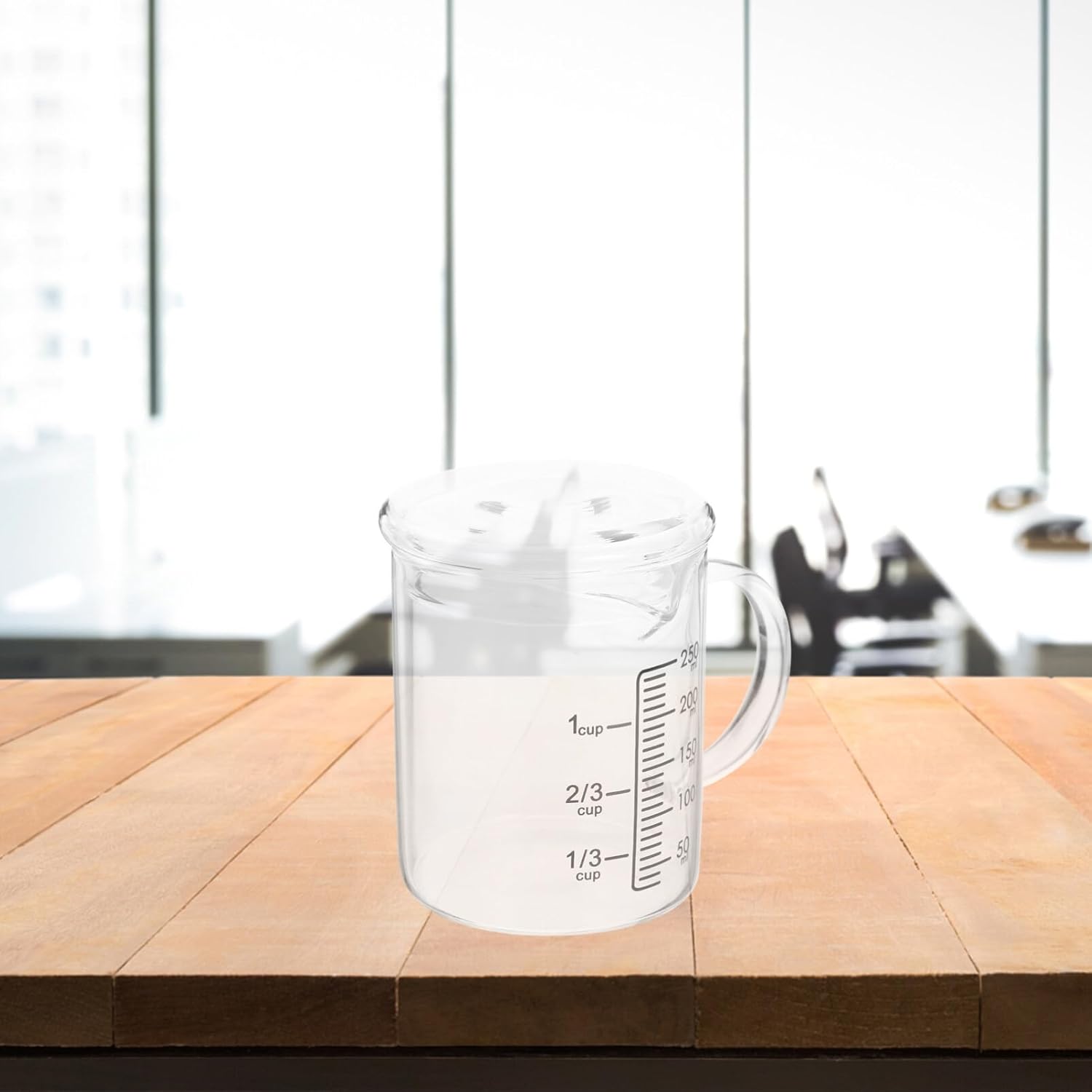 Glass Measuring Cup with Lid, Graduated Beaker Mug with Handle Clear Borosilicate Glass V- Shaped Spout Microwave Safe Scales Milk Cup for Cooking