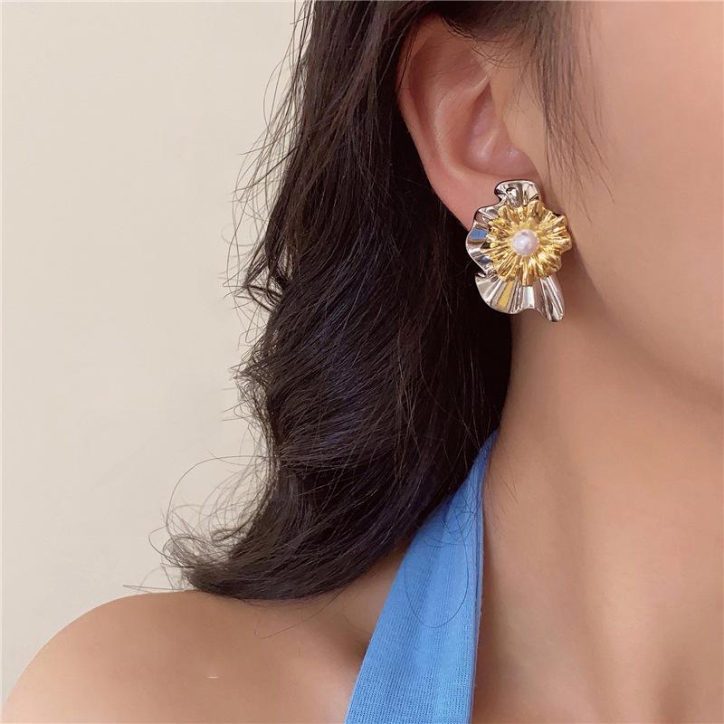 Eleganti Orecchini Argento Metallo Fiore Ago Perla - Design Trendy, Unico e Versatile