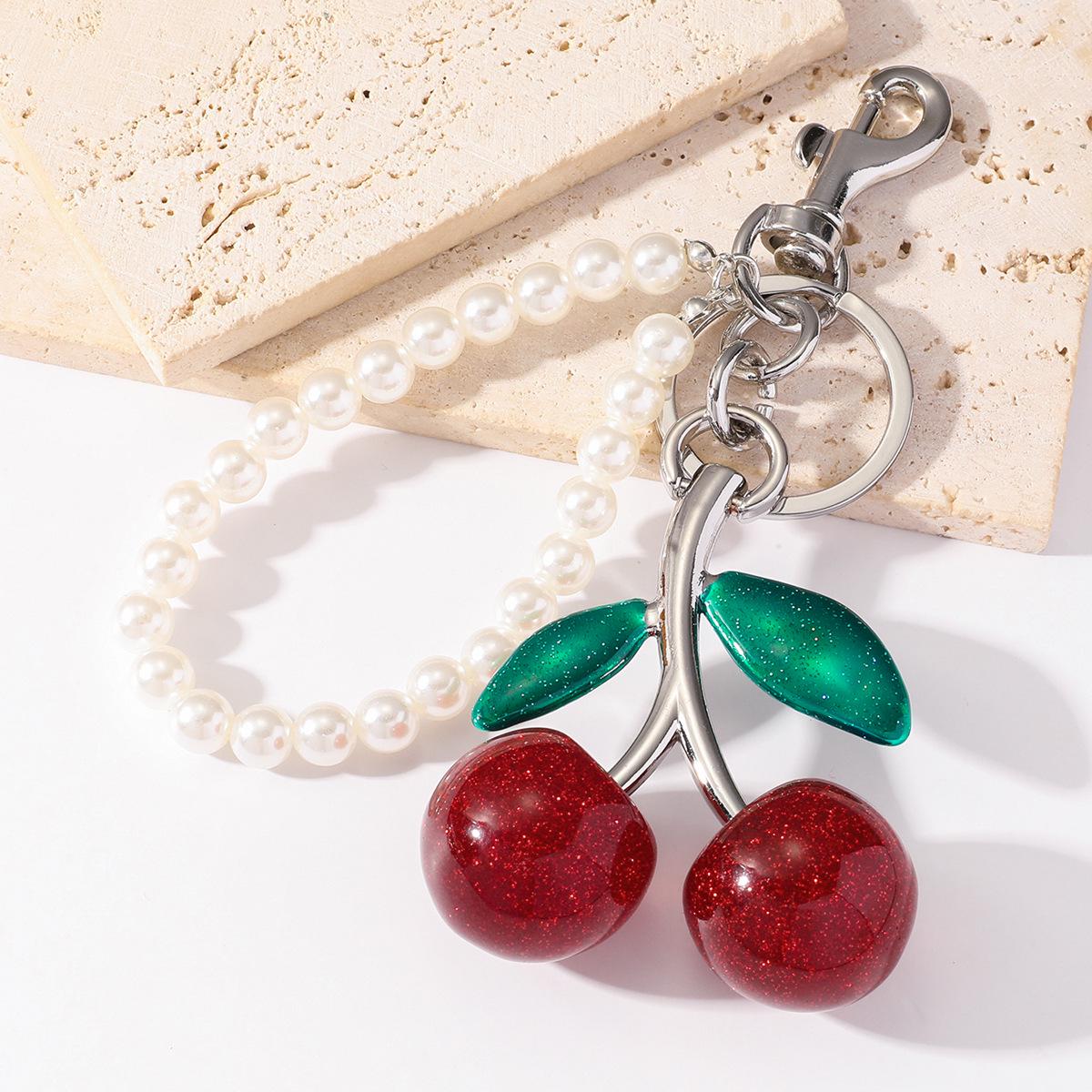 Подвеска-брелок из смолы с листом и вишневым жемчугом