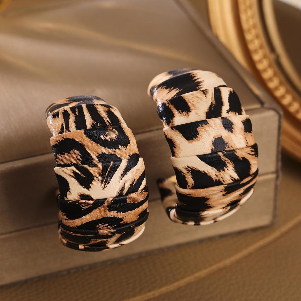Silver Needle Leather Leopard Print Round C-Shaped Earrings: European and American Retro Studs with a High-End Niche Feel.
