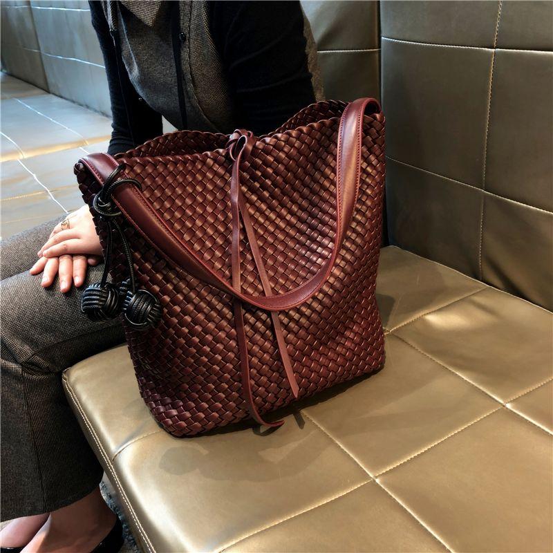 

Hong Kong Brand Elegant Retro Woven Bucket Bag Trendy 2025 New Fashion Handbag All-Match Shoulder Messenger Bag