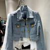 Veste en jean courte à la mode pour femmes avec un design de boutons dorés de personnalité