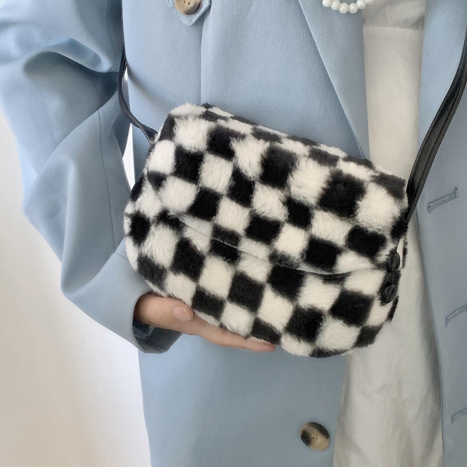 

Женская осенне-зимняя новая модная сумка-седло Niche Plush Black and White Platinum Simple Crossbody женская сумка на одно плечо