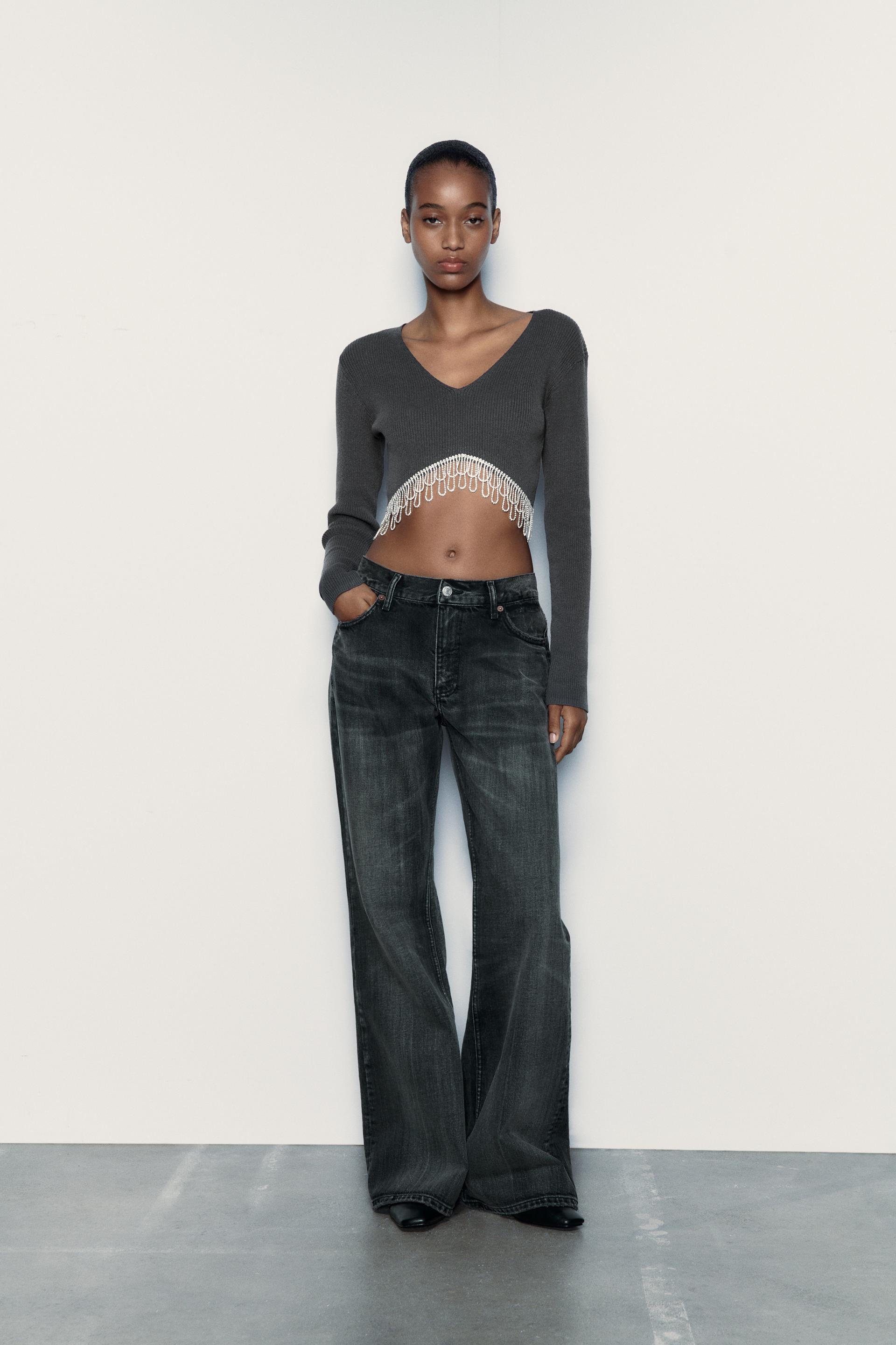 

МЯГКИЙ УКОРОЧЕННЫЙ ТОП СО СТРАЗАМИ