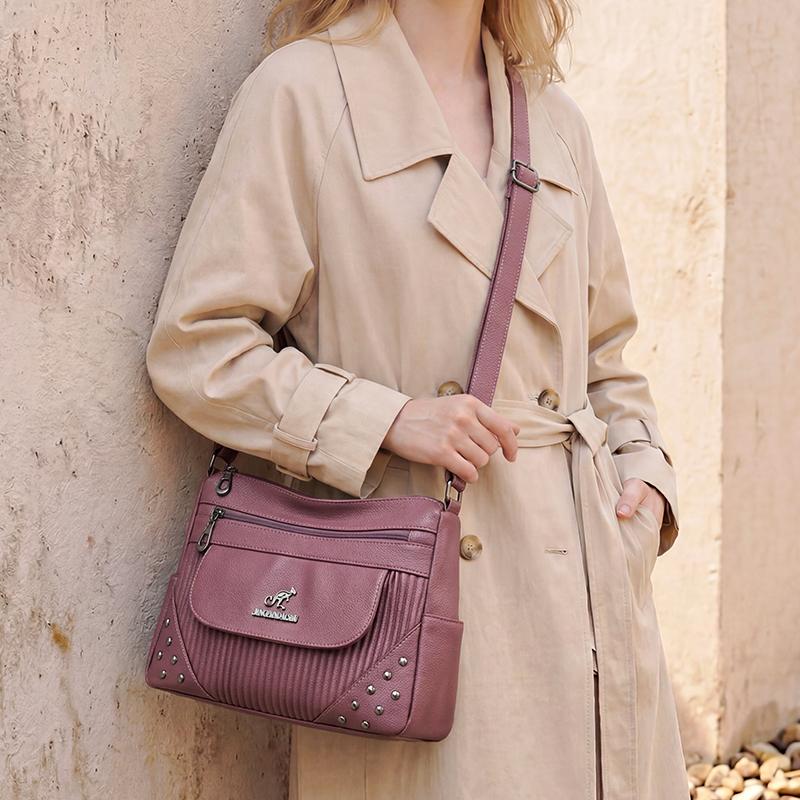 Einfarbige Damen Crossbody-Tasche mit geripptem Panel und Nieten-Details Elegante Kunstleder-Umhängetasche für den täglichen Gebrauch