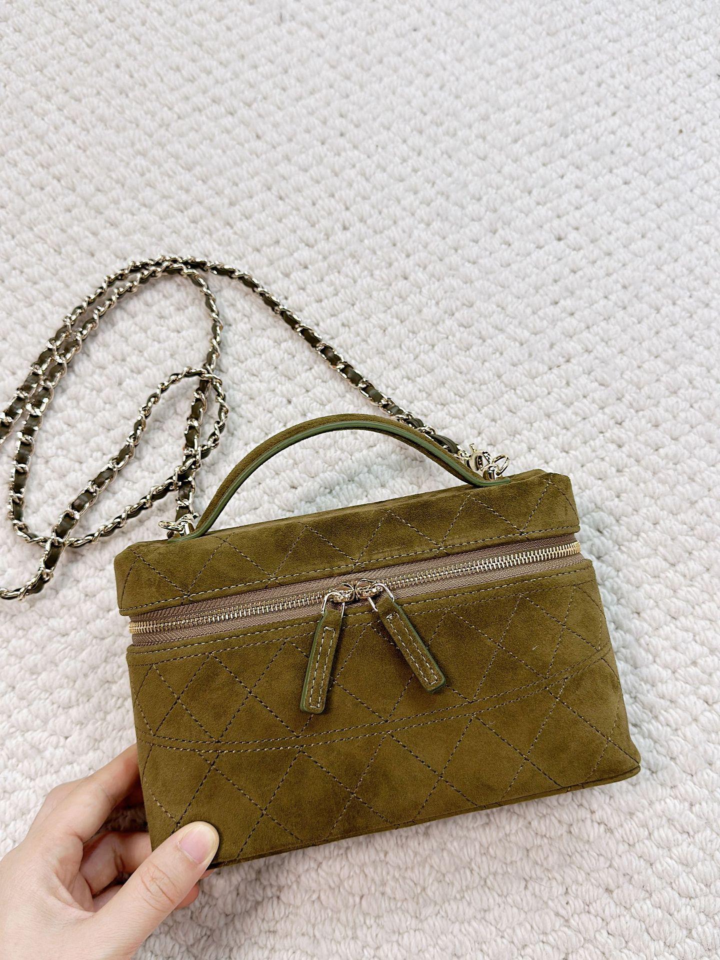 

2025 Новое поступление Высококачественная искусственная кожа Маленькая сумка на цепочке в стиле «маленький аромат» Модная многостилевая сумка через плечо 19x5x12cm зелёный