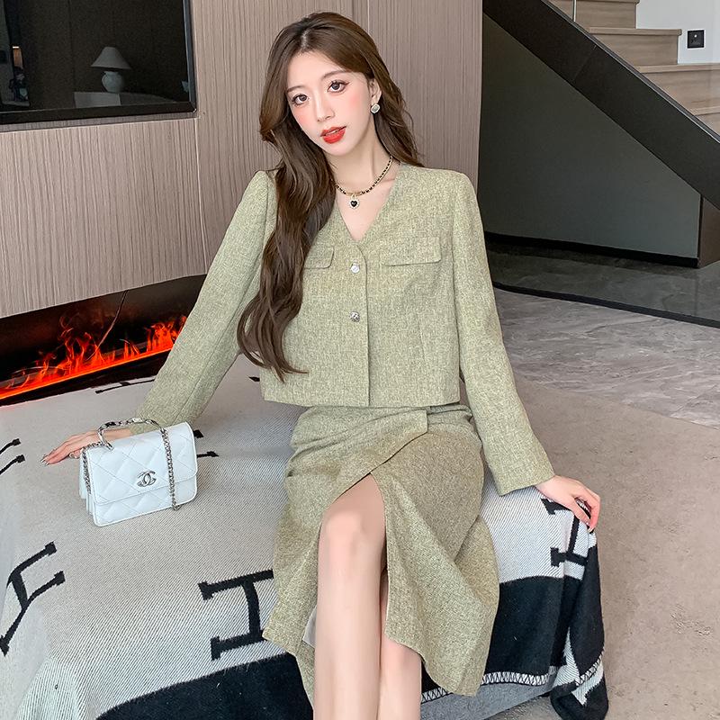 Petite Women's 2026 French Retro Chic Suit: High-End Spring/Autumn Short Jacket & Skirt Set