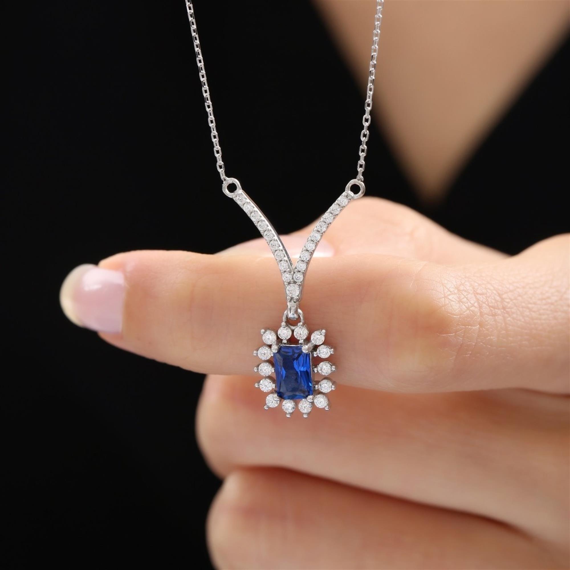 

Pırlanta Montür Zarafet Güneşi Sentetik Safir Zarafet Mührü Gümüş Kolye