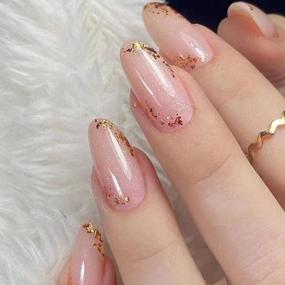 Einfaches, transparentes Puder im minimalistischen Stil, Mandelnägel, glänzendes Goldpuder, Atmosphäre, süßes, tragbares Nagelstück, fertige Nägel